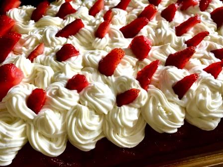 Prajitura pufoasa cu capsune si crema de mascarpone